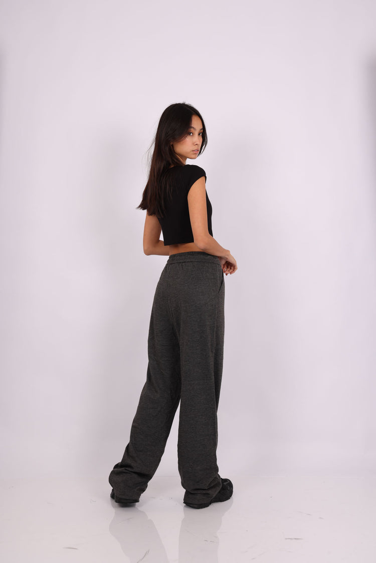 BASIC SCOOP-NECK CROP TOP & RELAXED SWEATPANTS