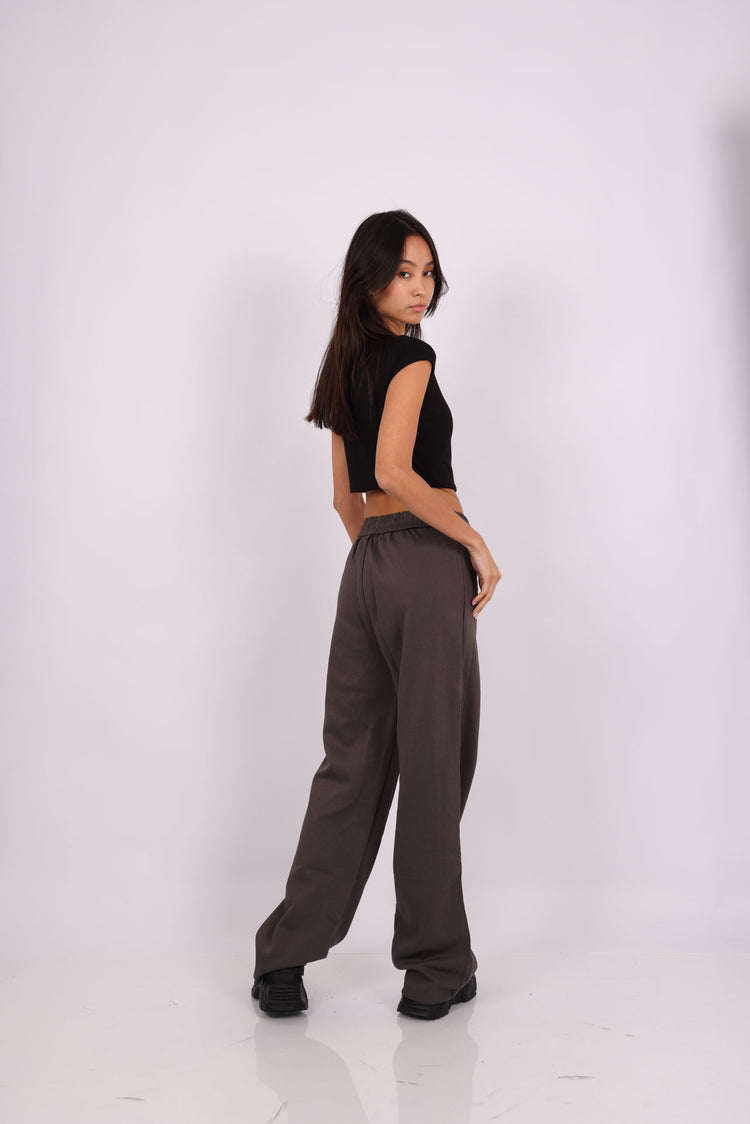 BASIC SCOOP-NECK CROP TOP & BEIGE RELAXED SWEATPANTS