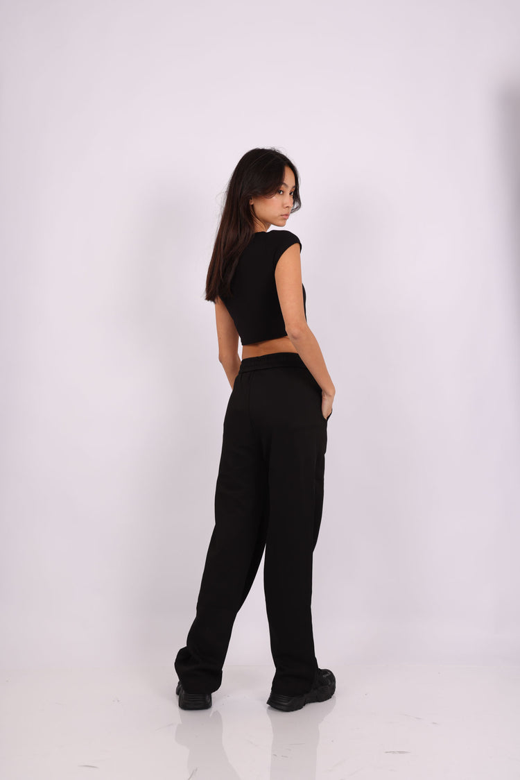 BASIC SCOOP-NECK CROP TOP & BEIGE RELAXED SWEATPANTS