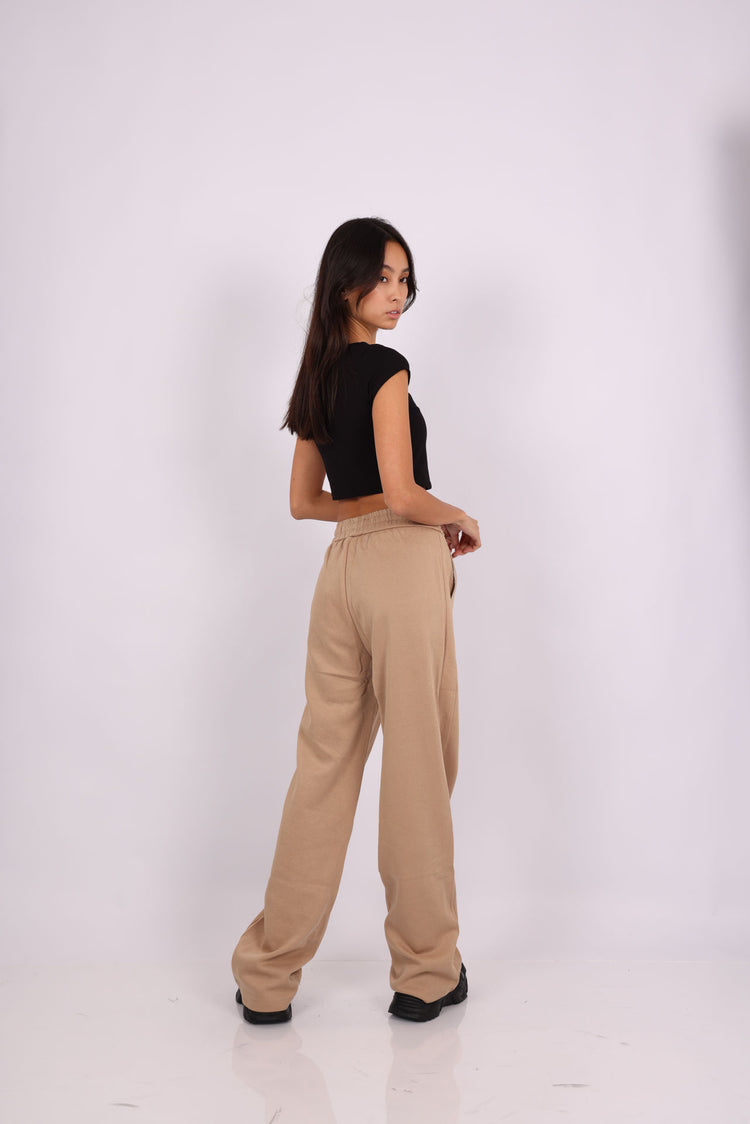 BASIC SCOOP-NECK CROP TOP & BEIGE RELAXED SWEATPANTS