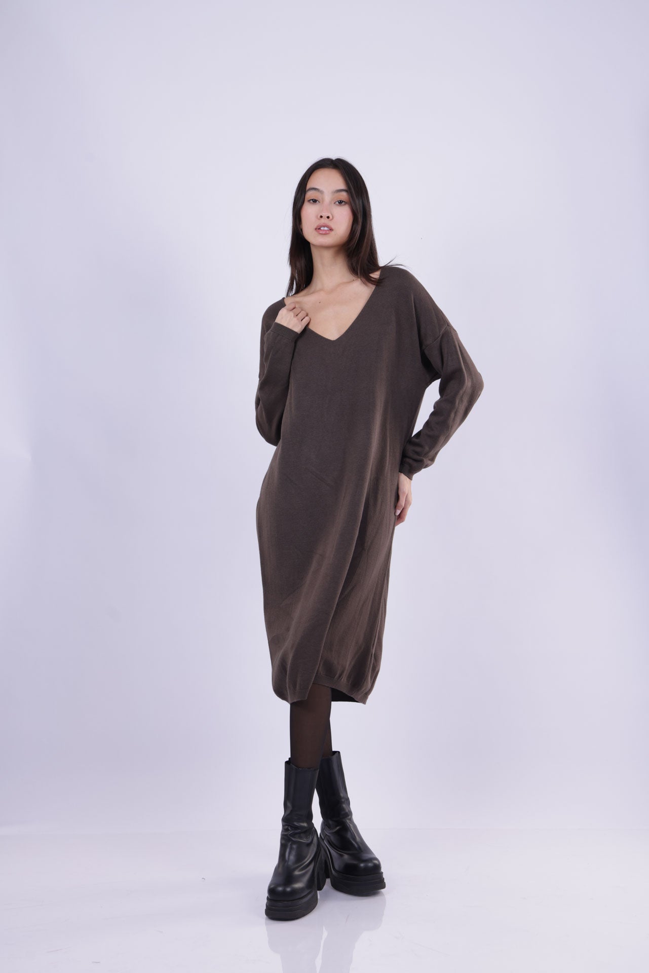 RELAXED V-NECK LONG SLEEVE KNIT DRESS