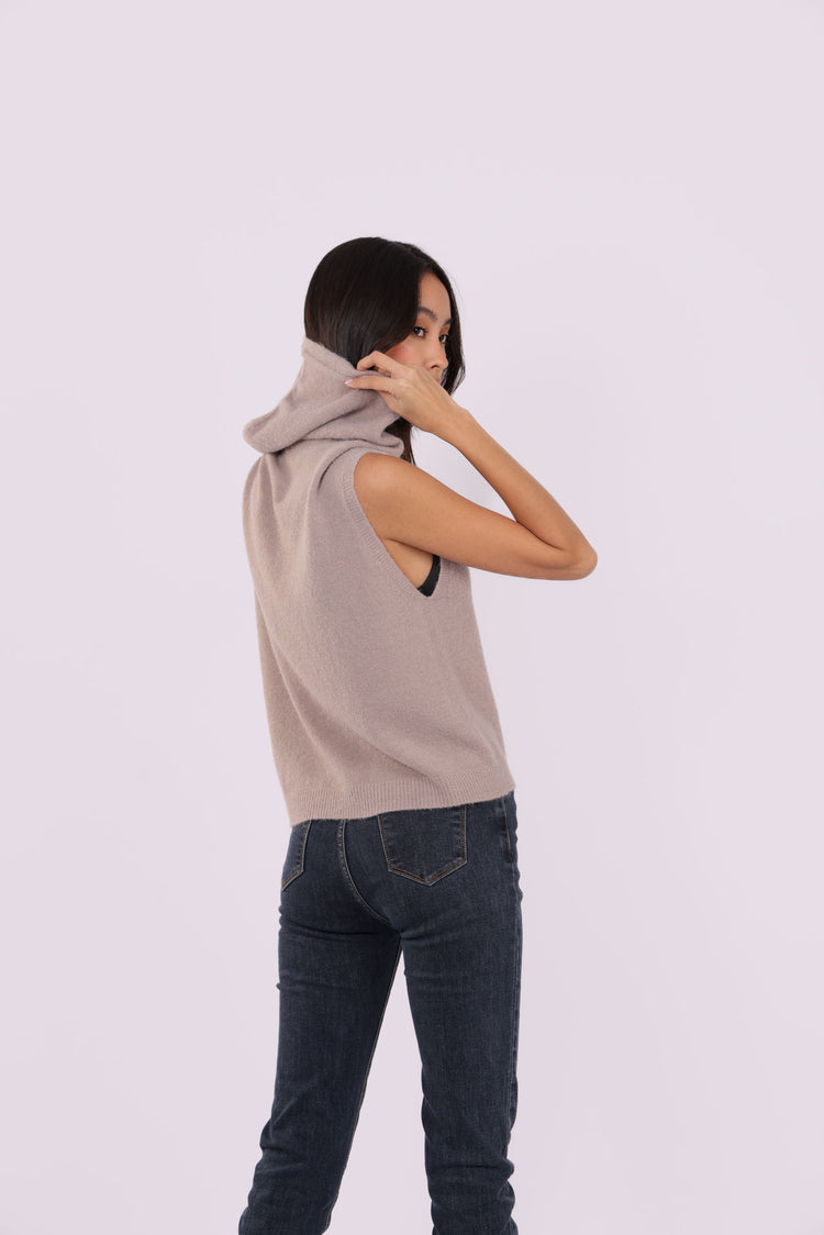 SLEEVELESS DEEP-V KNIT WITH JEWEL CLASP