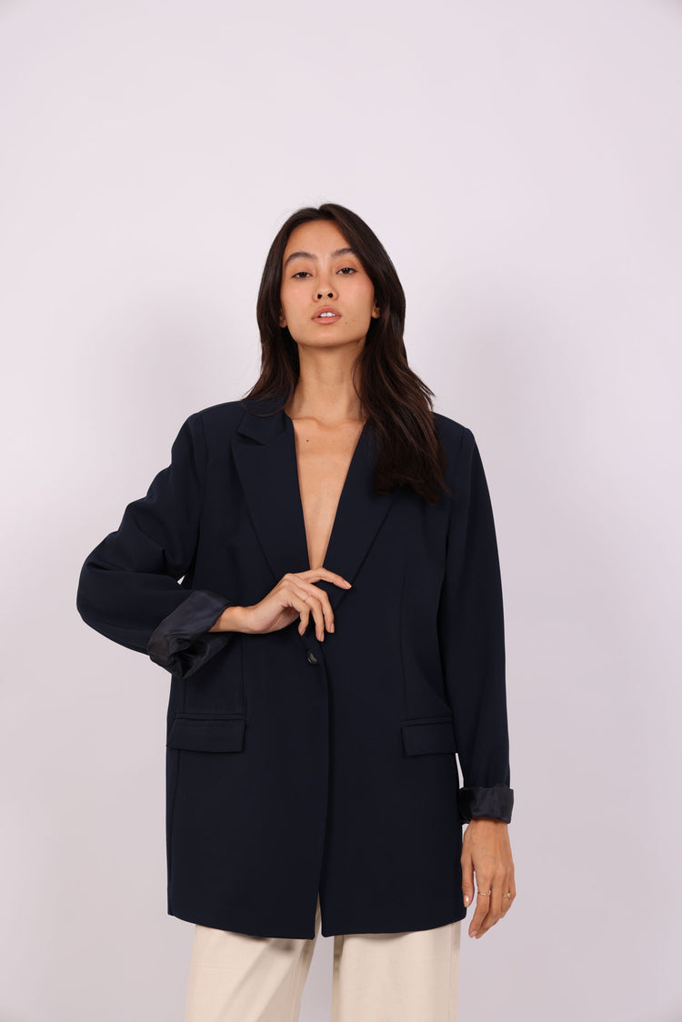 OVERSIZED BLAZER – CLASSIC & MINIMAL