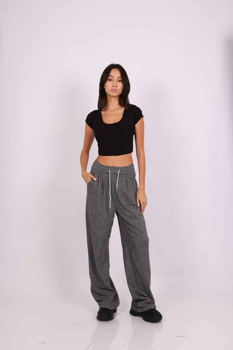 BASIC SCOOP-NECK CROP TOP & RELAXED SWEATPANTS