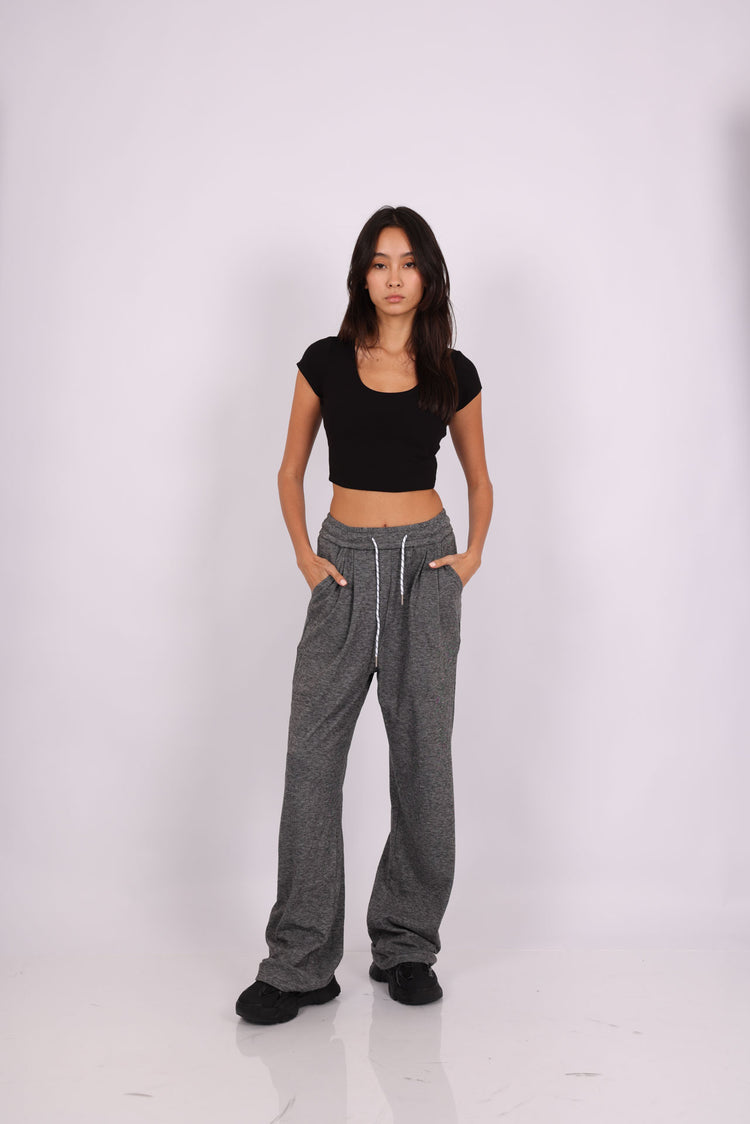 BASIC SCOOP-NECK CROP TOP & RELAXED SWEATPANTS