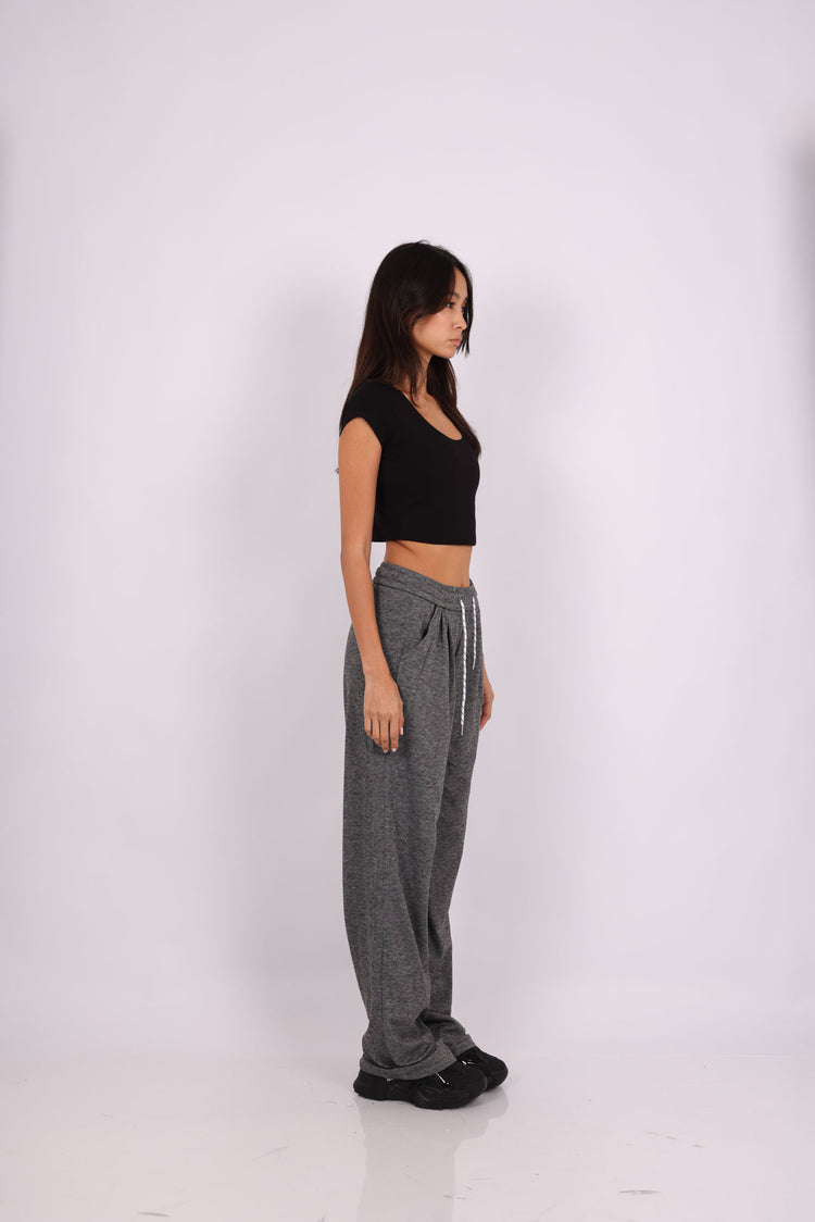 BASIC SCOOP-NECK CROP TOP & RELAXED SWEATPANTS