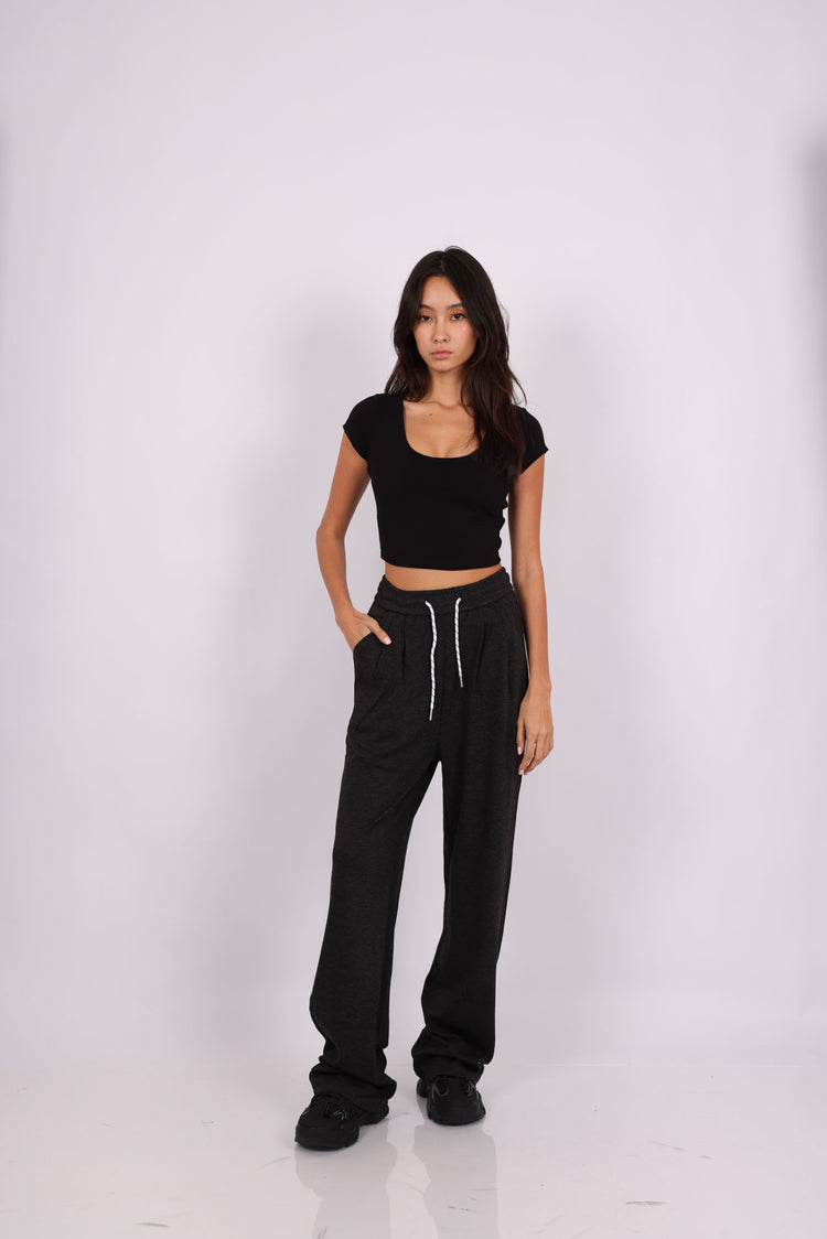 BASIC SCOOP-NECK CROP TOP & RELAXED SWEATPANTS