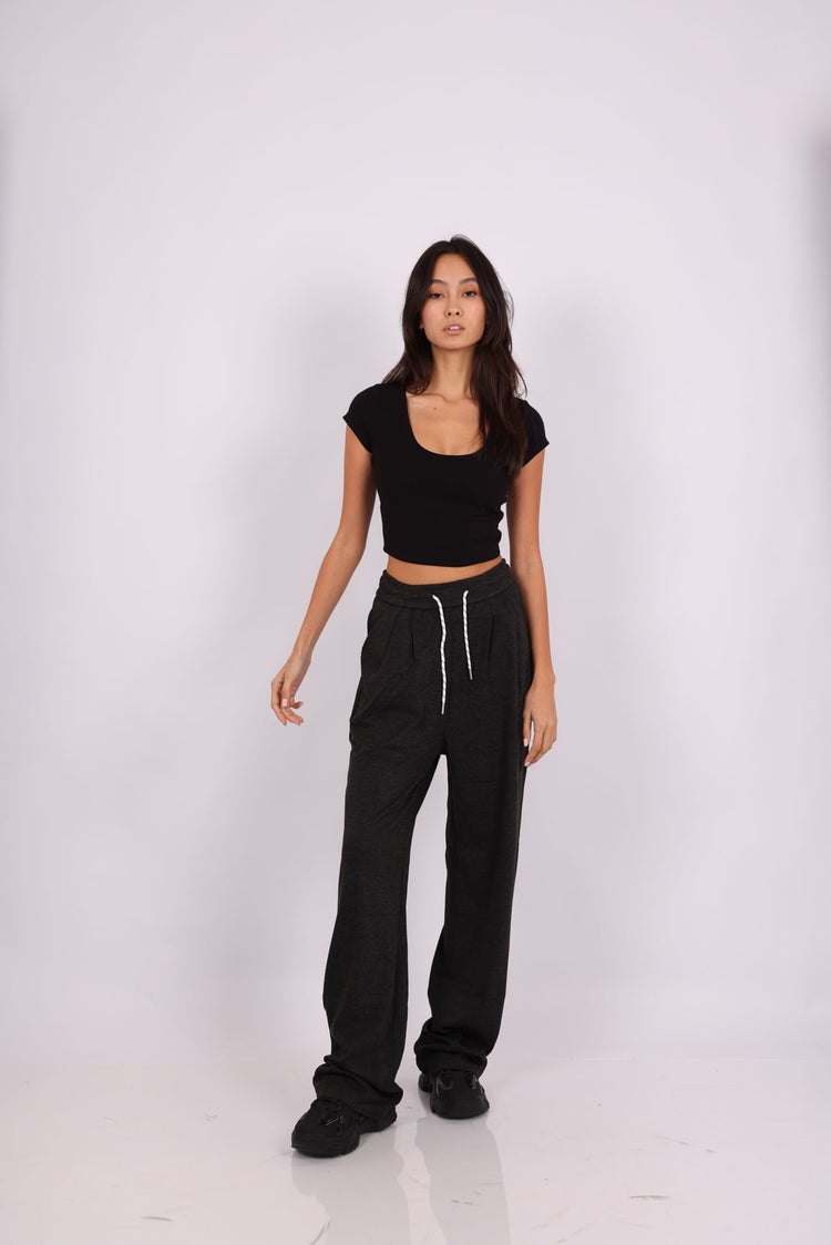 BASIC SCOOP-NECK CROP TOP & RELAXED SWEATPANTS