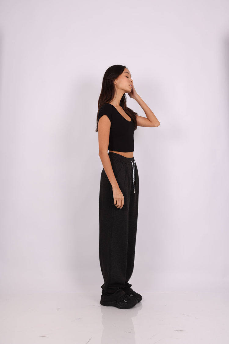 BASIC SCOOP-NECK CROP TOP & RELAXED SWEATPANTS