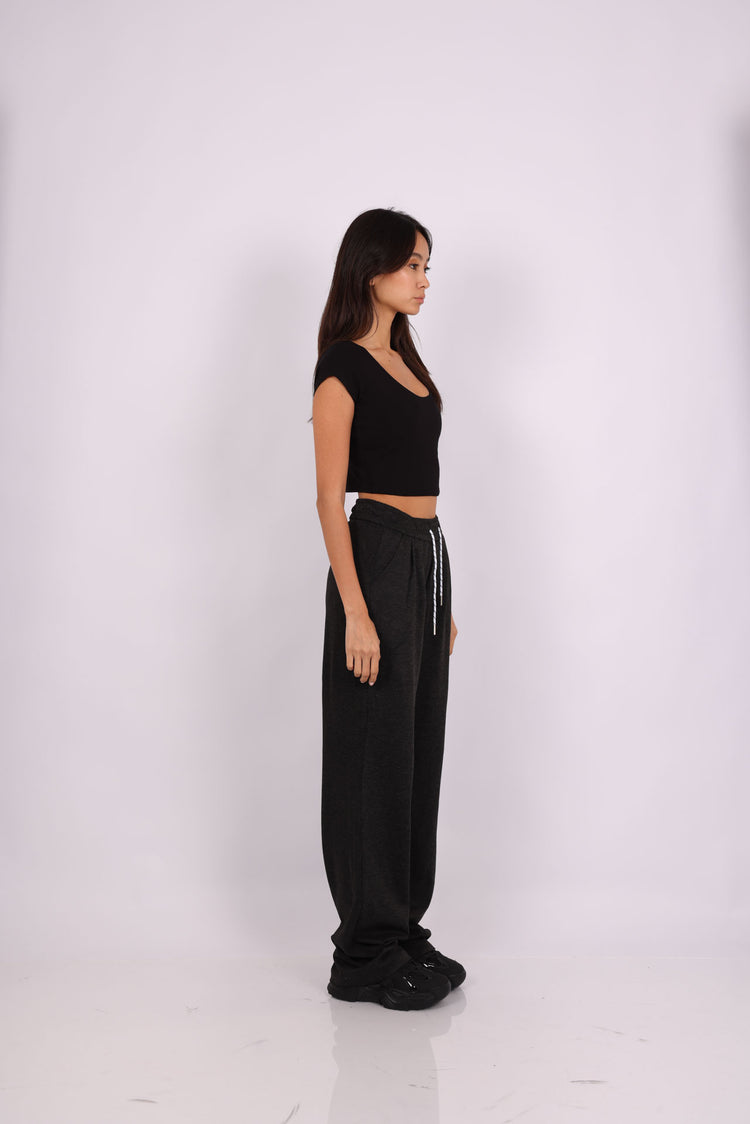 BASIC SCOOP-NECK CROP TOP & RELAXED SWEATPANTS