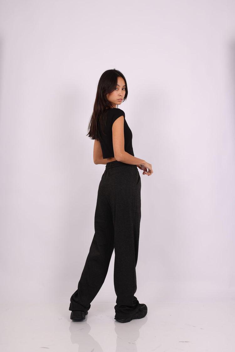 BASIC SCOOP-NECK CROP TOP & RELAXED SWEATPANTS