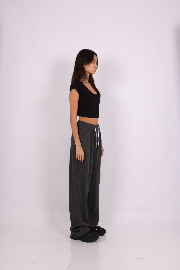 BASIC SCOOP-NECK CROP TOP & RELAXED SWEATPANTS