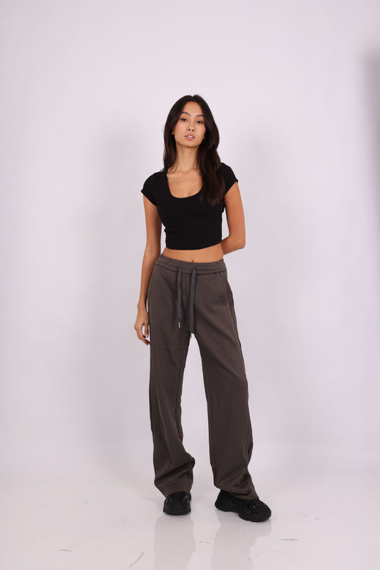 BASIC SCOOP-NECK CROP TOP & BEIGE RELAXED SWEATPANTS