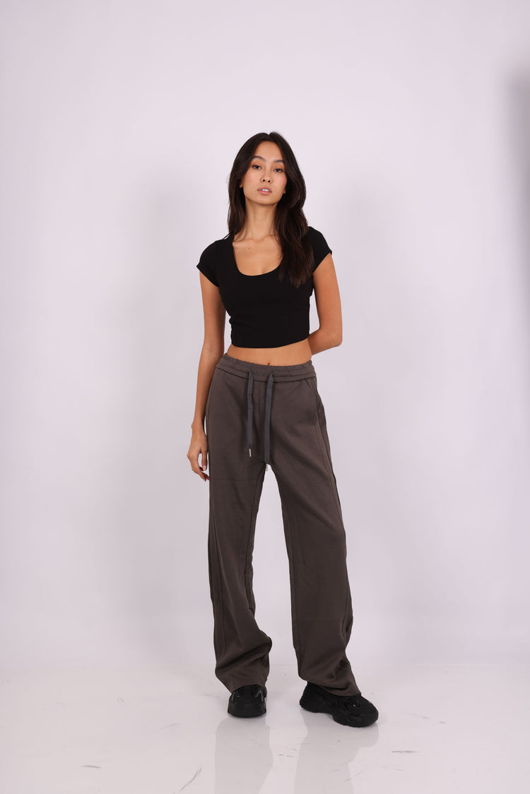 BASIC SCOOP-NECK CROP TOP & BEIGE RELAXED SWEATPANTS