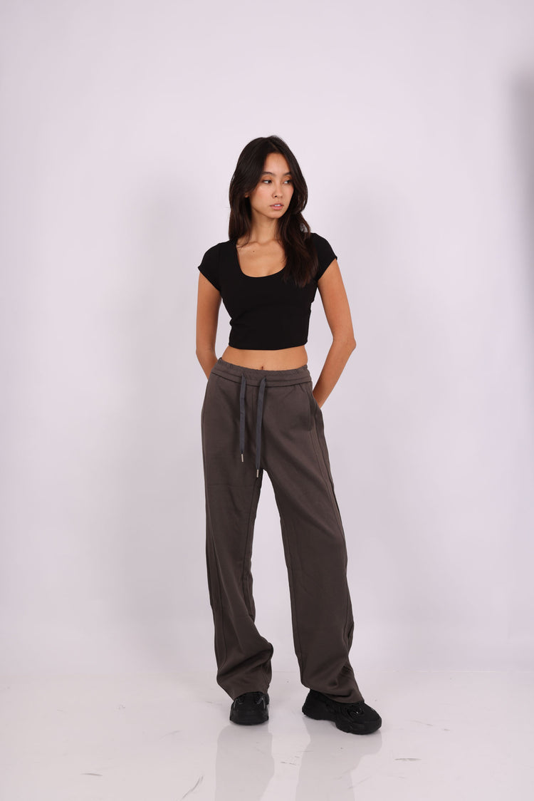 BASIC SCOOP-NECK CROP TOP & BEIGE RELAXED SWEATPANTS