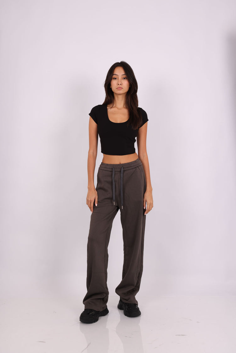 BASIC SCOOP-NECK CROP TOP & BEIGE RELAXED SWEATPANTS