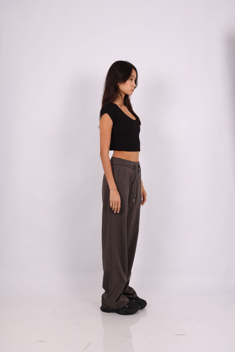 BASIC SCOOP-NECK CROP TOP & BEIGE RELAXED SWEATPANTS