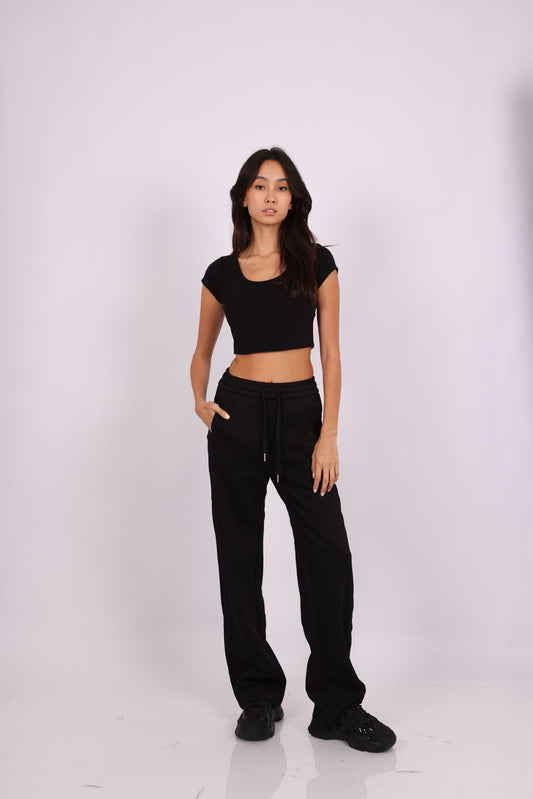 BASIC SCOOP-NECK CROP TOP & BEIGE RELAXED SWEATPANTS