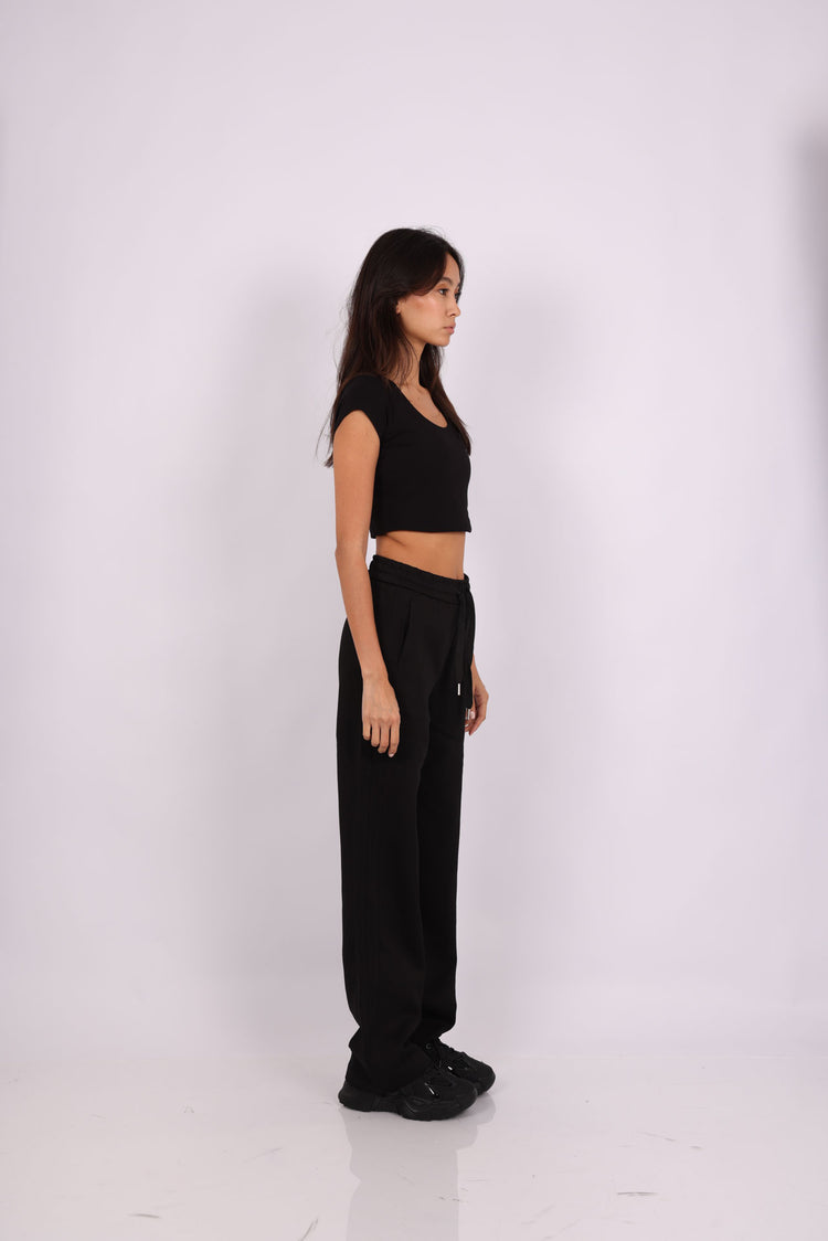 BASIC SCOOP-NECK CROP TOP & BEIGE RELAXED SWEATPANTS