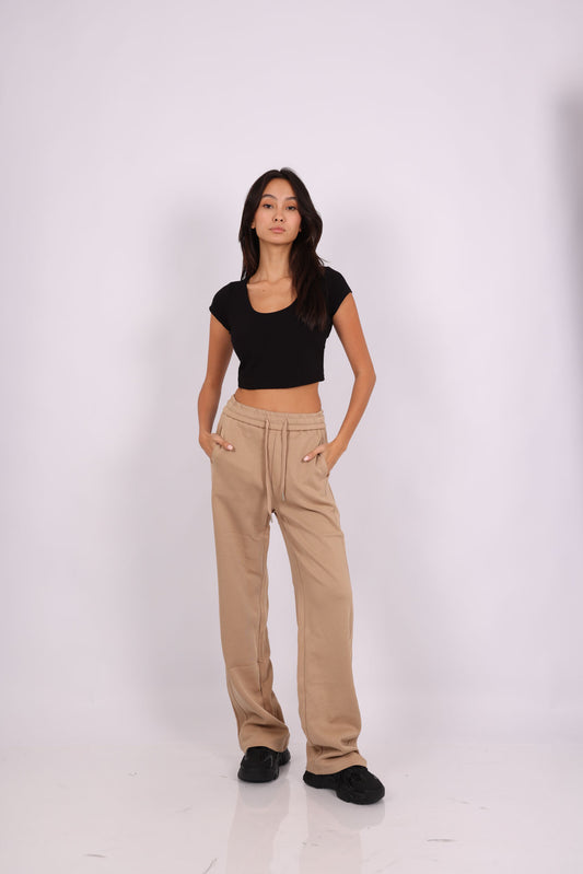 BASIC SCOOP-NECK CROP TOP & BEIGE RELAXED SWEATPANTS