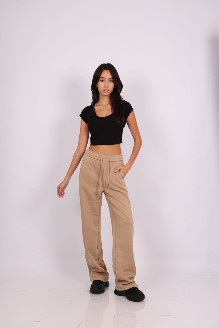 BASIC SCOOP-NECK CROP TOP & BEIGE RELAXED SWEATPANTS