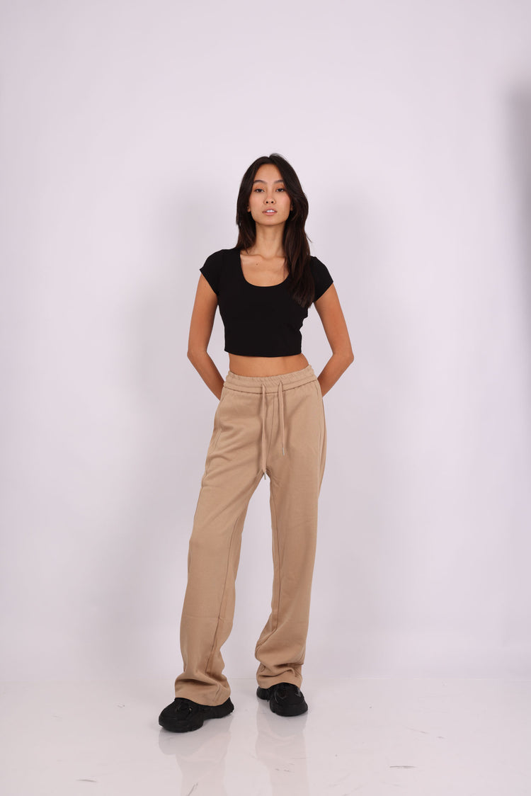 BASIC SCOOP-NECK CROP TOP & BEIGE RELAXED SWEATPANTS