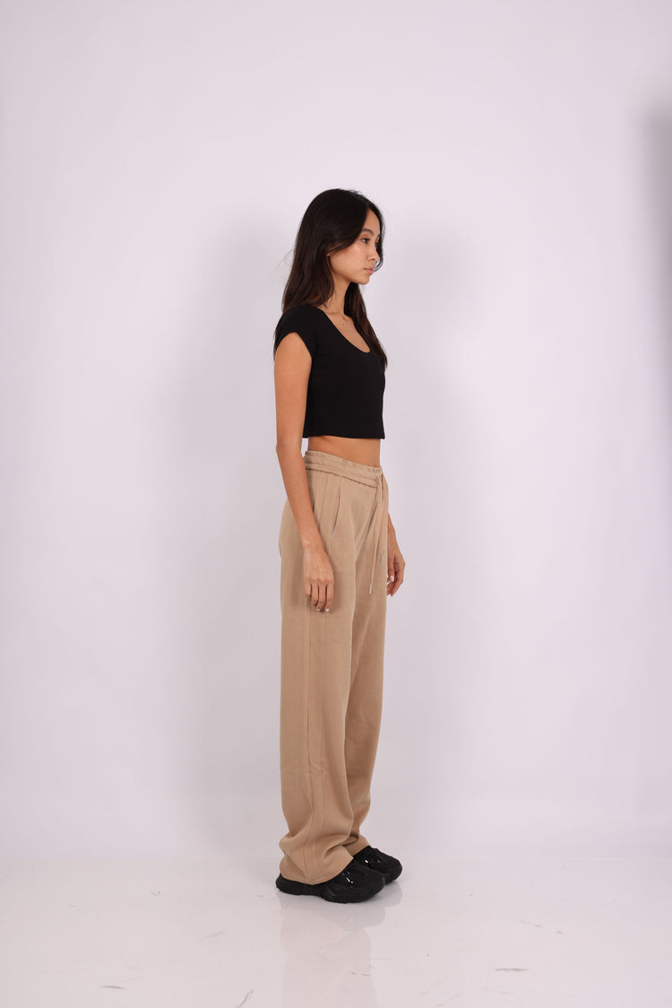 BASIC SCOOP-NECK CROP TOP & BEIGE RELAXED SWEATPANTS