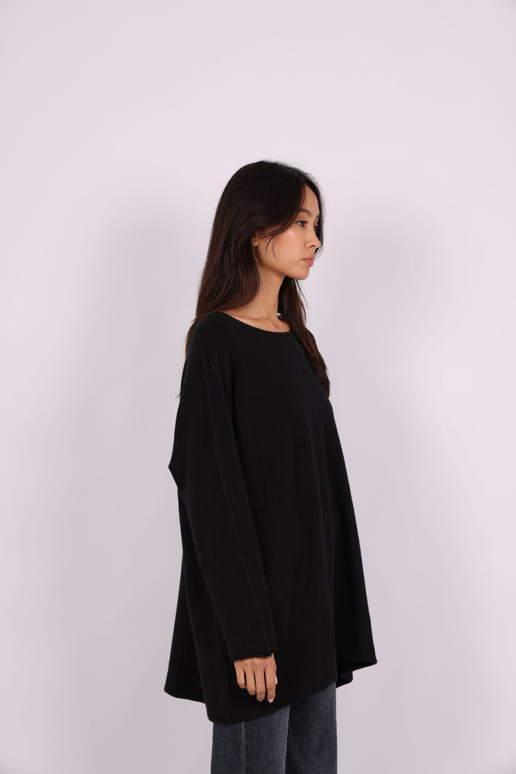 OVERSIZED ROUND-NECK KNIT SWEATER