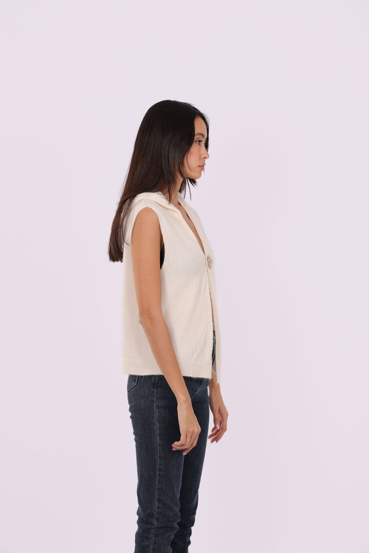 SLEEVELESS DEEP-V KNIT WITH JEWEL CLASP