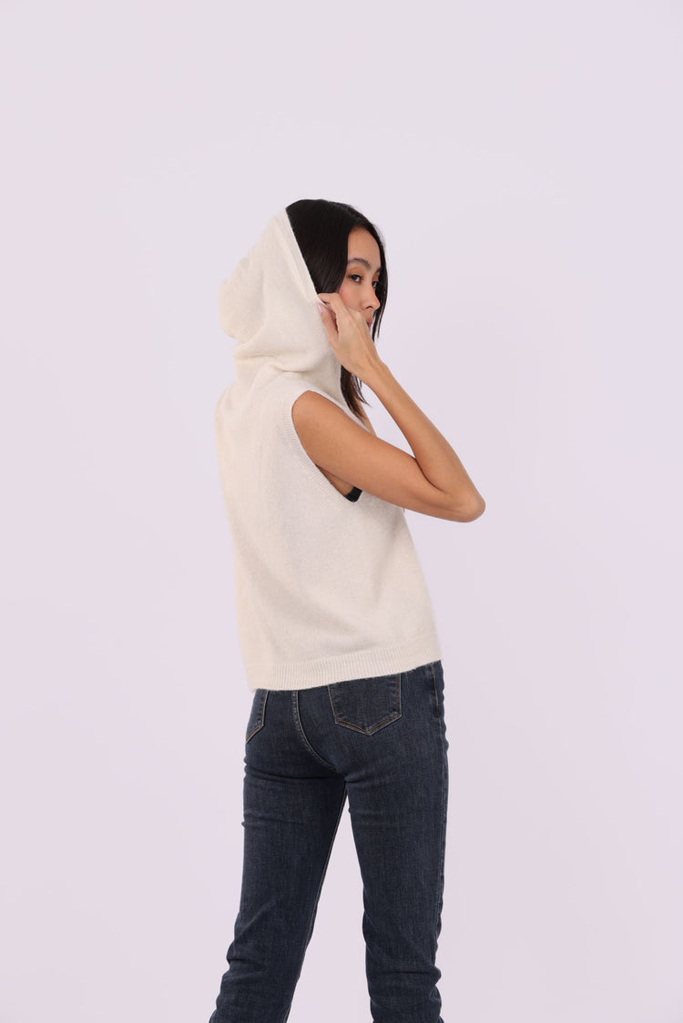 SLEEVELESS DEEP-V KNIT WITH JEWEL CLASP