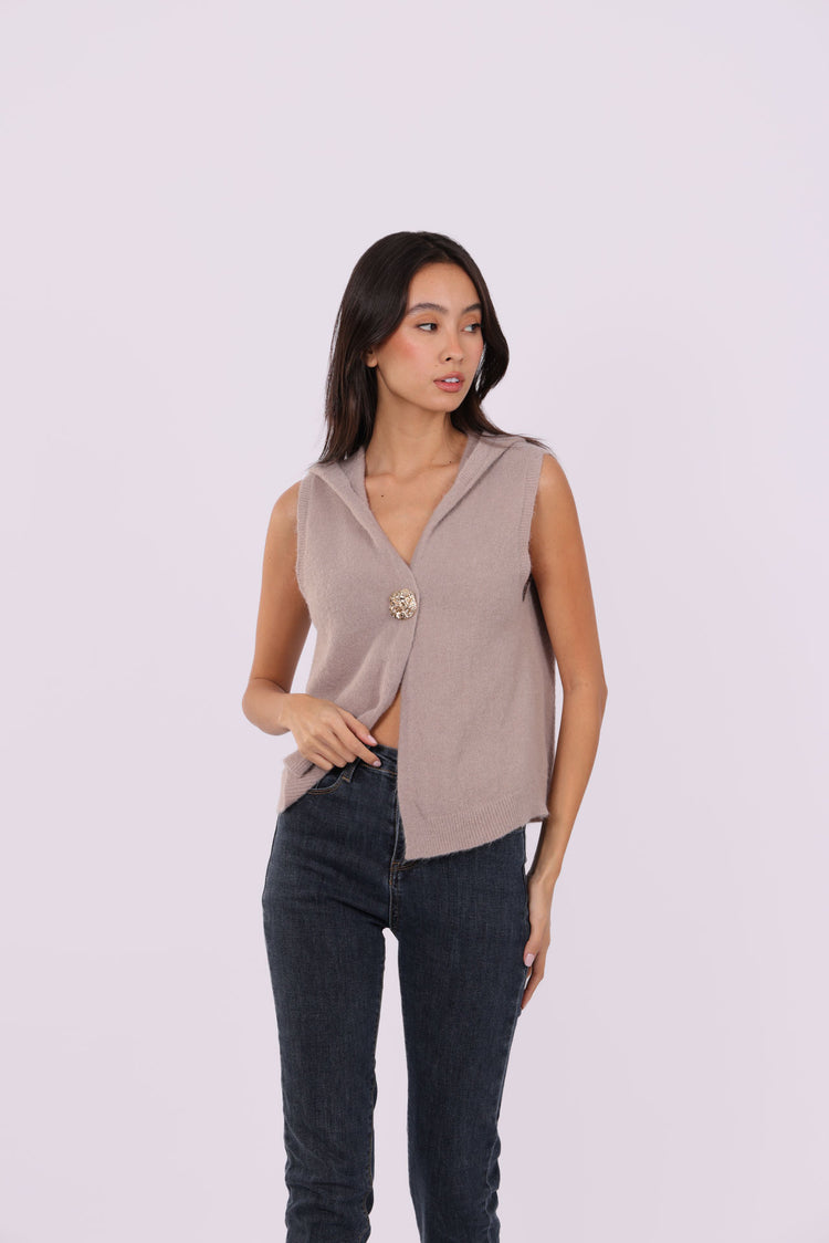 SLEEVELESS DEEP-V KNIT WITH JEWEL CLASP