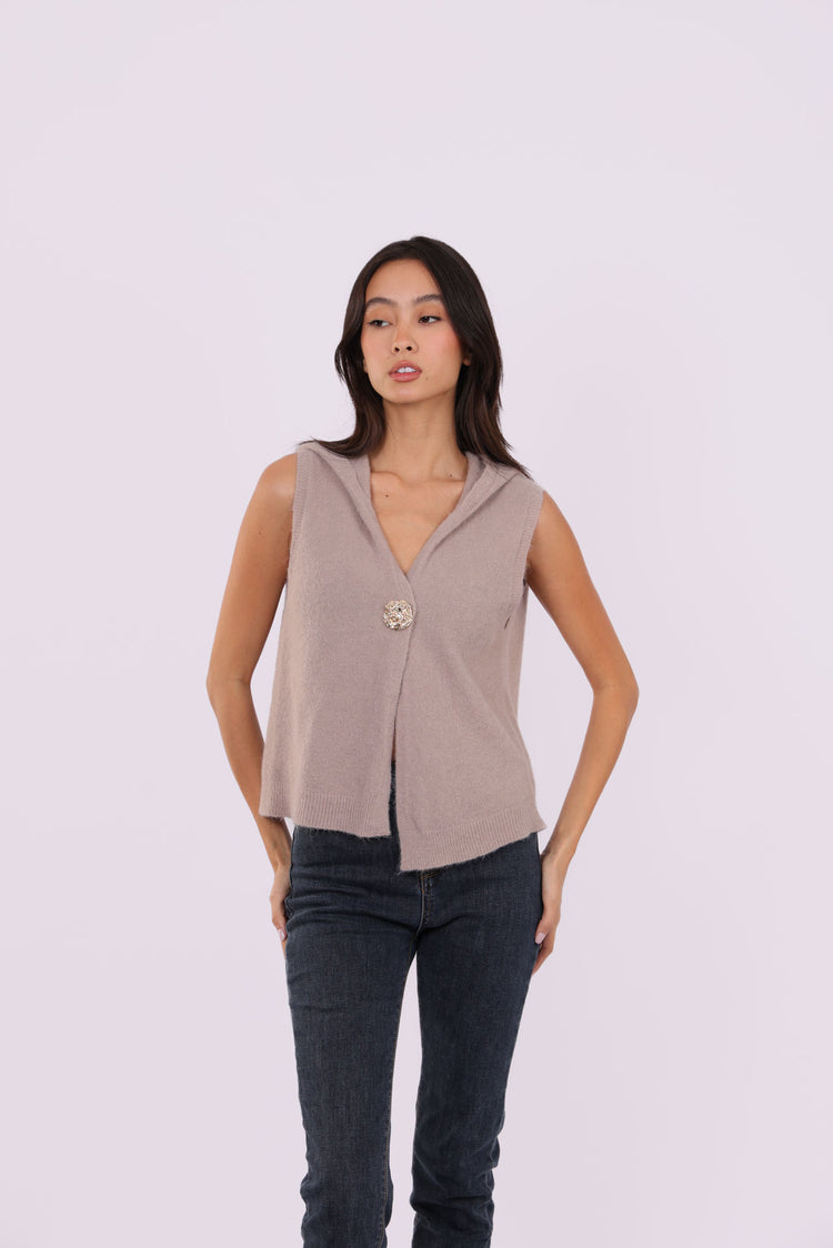 SLEEVELESS DEEP-V KNIT WITH JEWEL CLASP