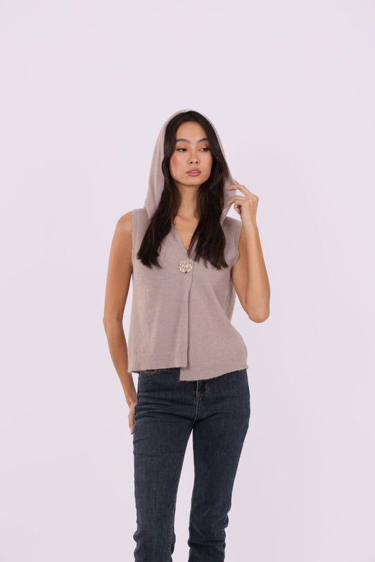 SLEEVELESS DEEP-V KNIT WITH JEWEL CLASP