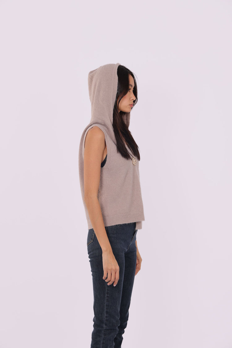 SLEEVELESS DEEP-V KNIT WITH JEWEL CLASP