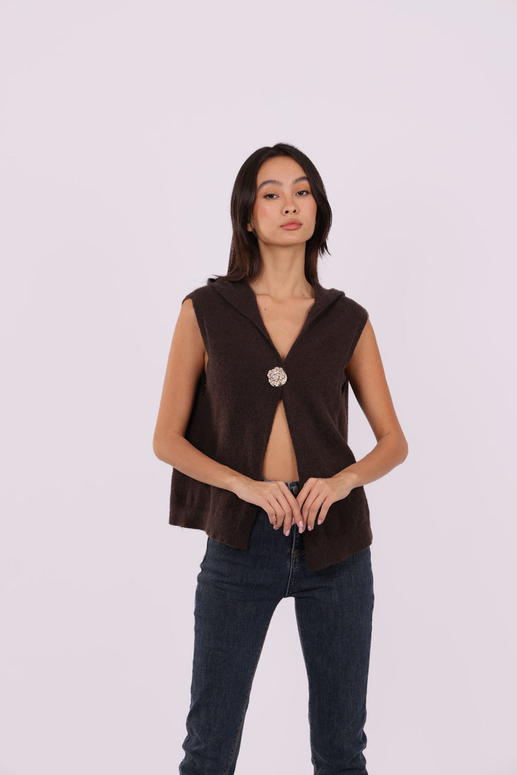 SLEEVELESS DEEP-V KNIT WITH JEWEL CLASP