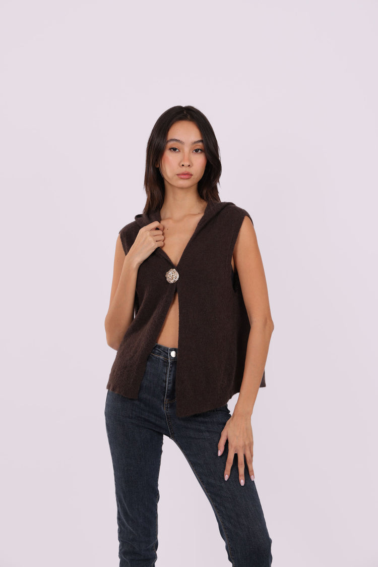 SLEEVELESS DEEP-V KNIT WITH JEWEL CLASP
