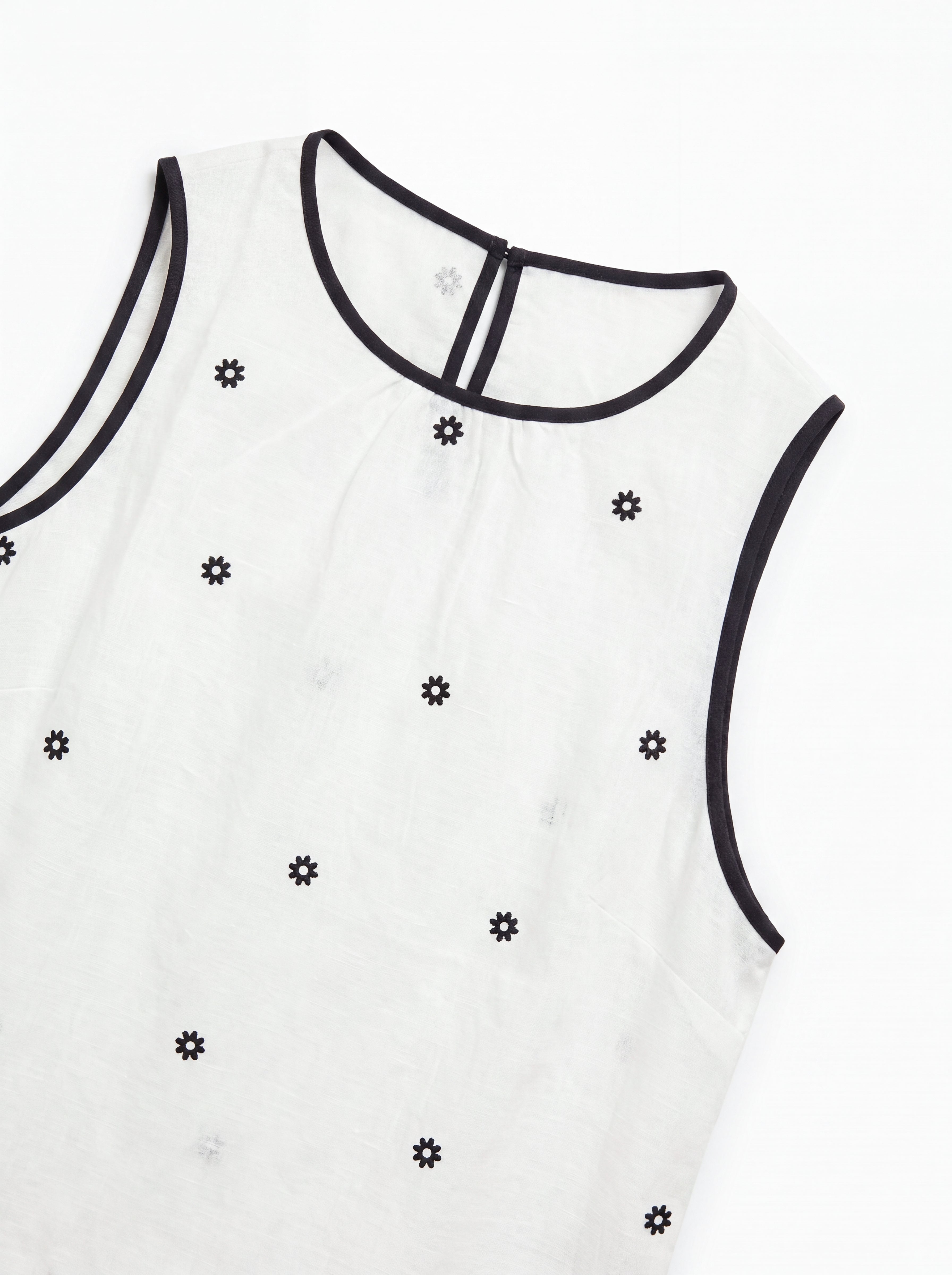 EMBROIDERED CONTRAST TRIM TOP