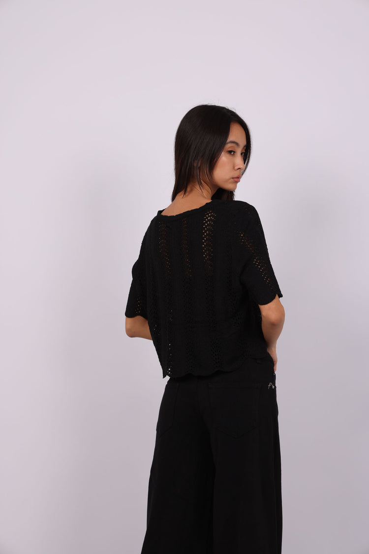 CROCHET SCALLOPED CROP TOP