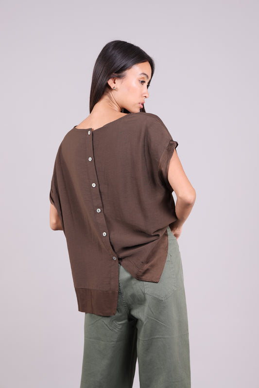 BUTTON-BACK CONTRAST HEM BLOUSE