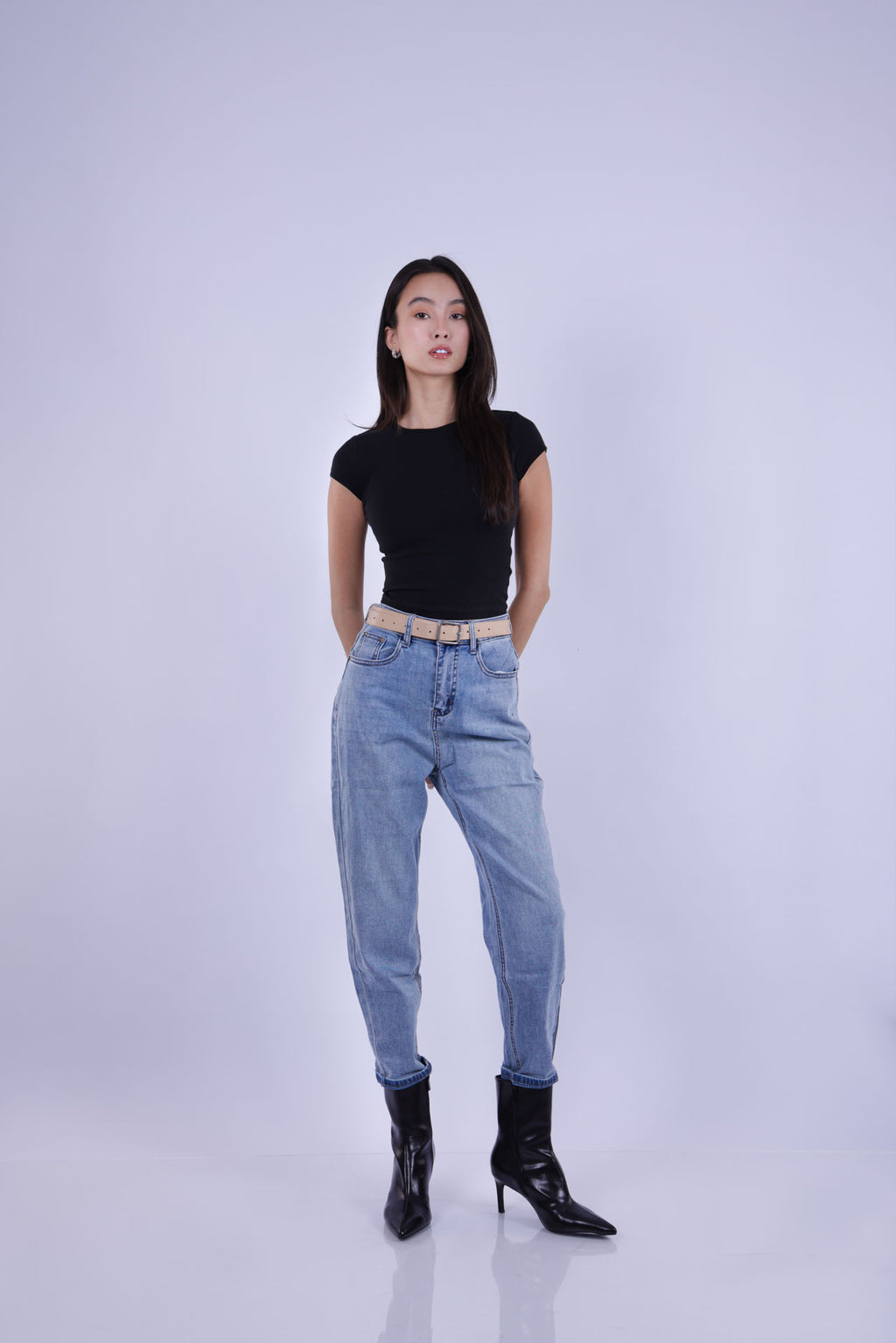 HIGH-WAIST TAPERED JEANS