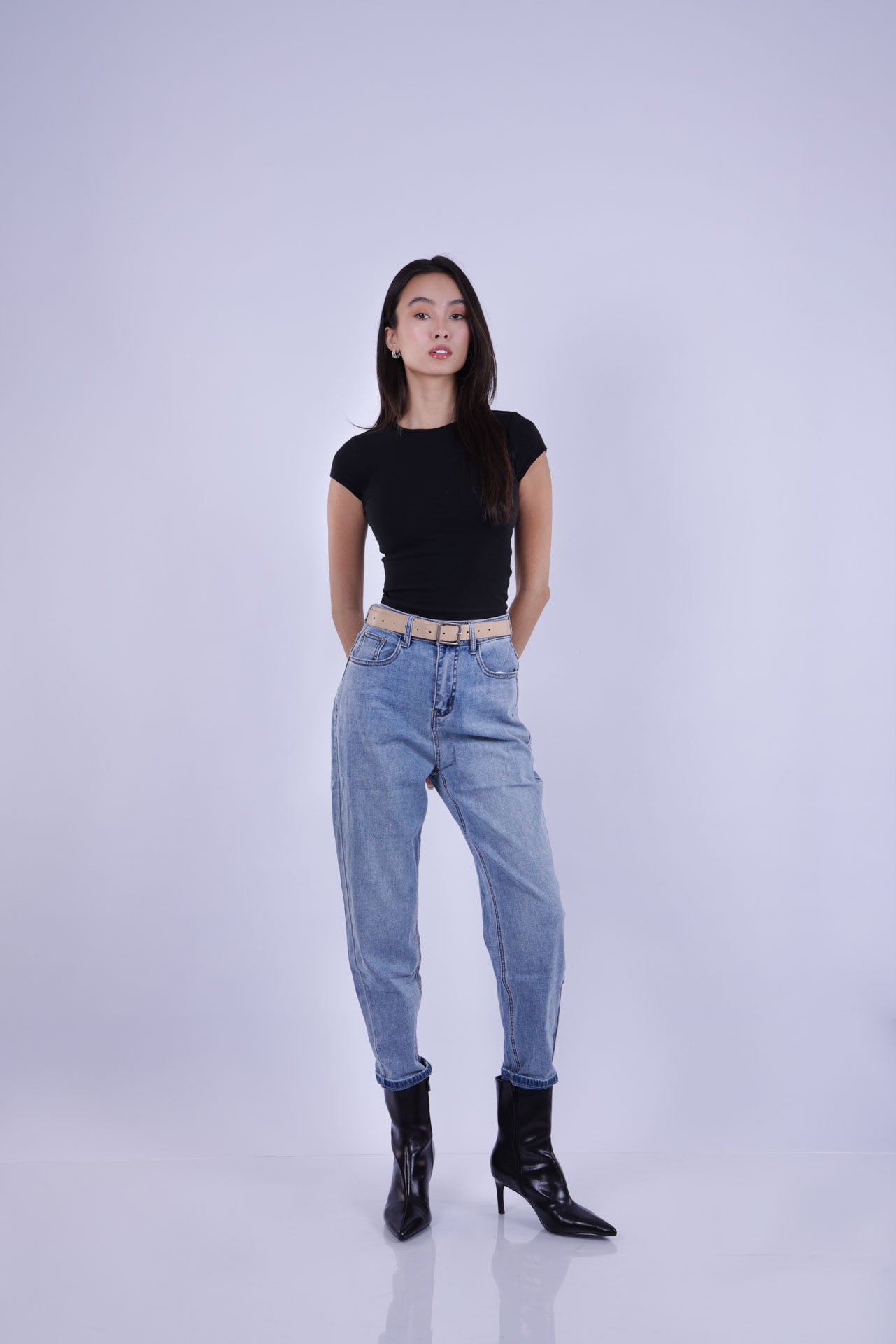 HIGH-WAIST TAPERED JEANS