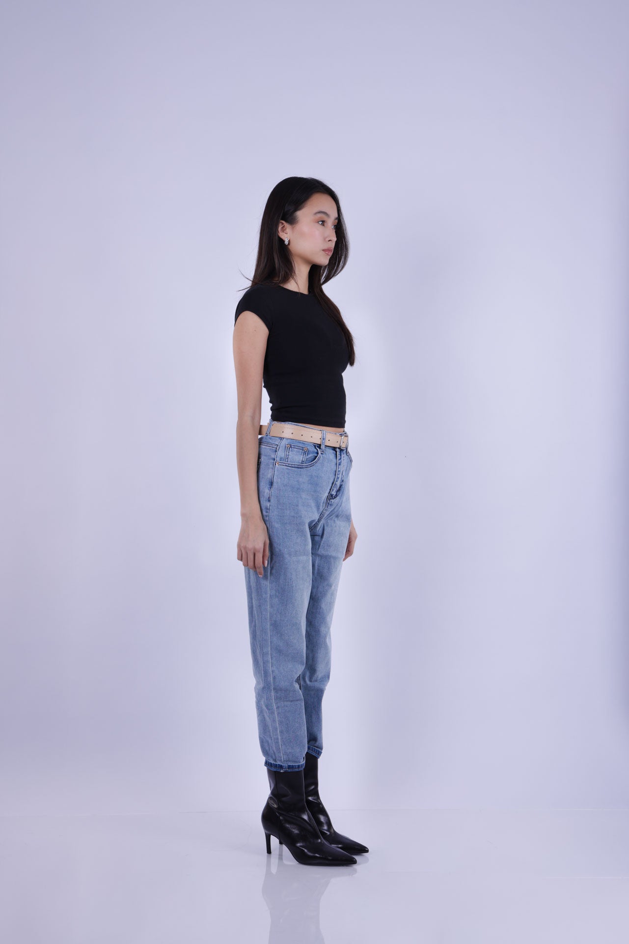 HIGH-WAIST TAPERED JEANS