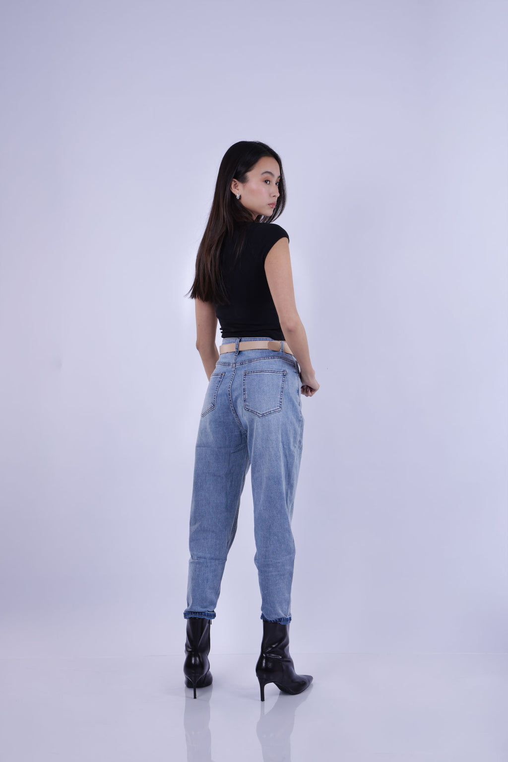 HIGH-WAIST TAPERED JEANS