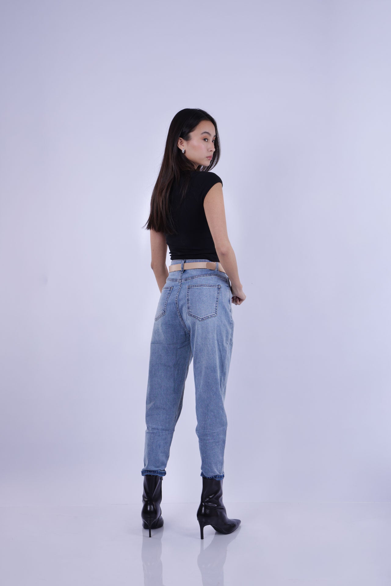 HIGH-WAIST TAPERED JEANS