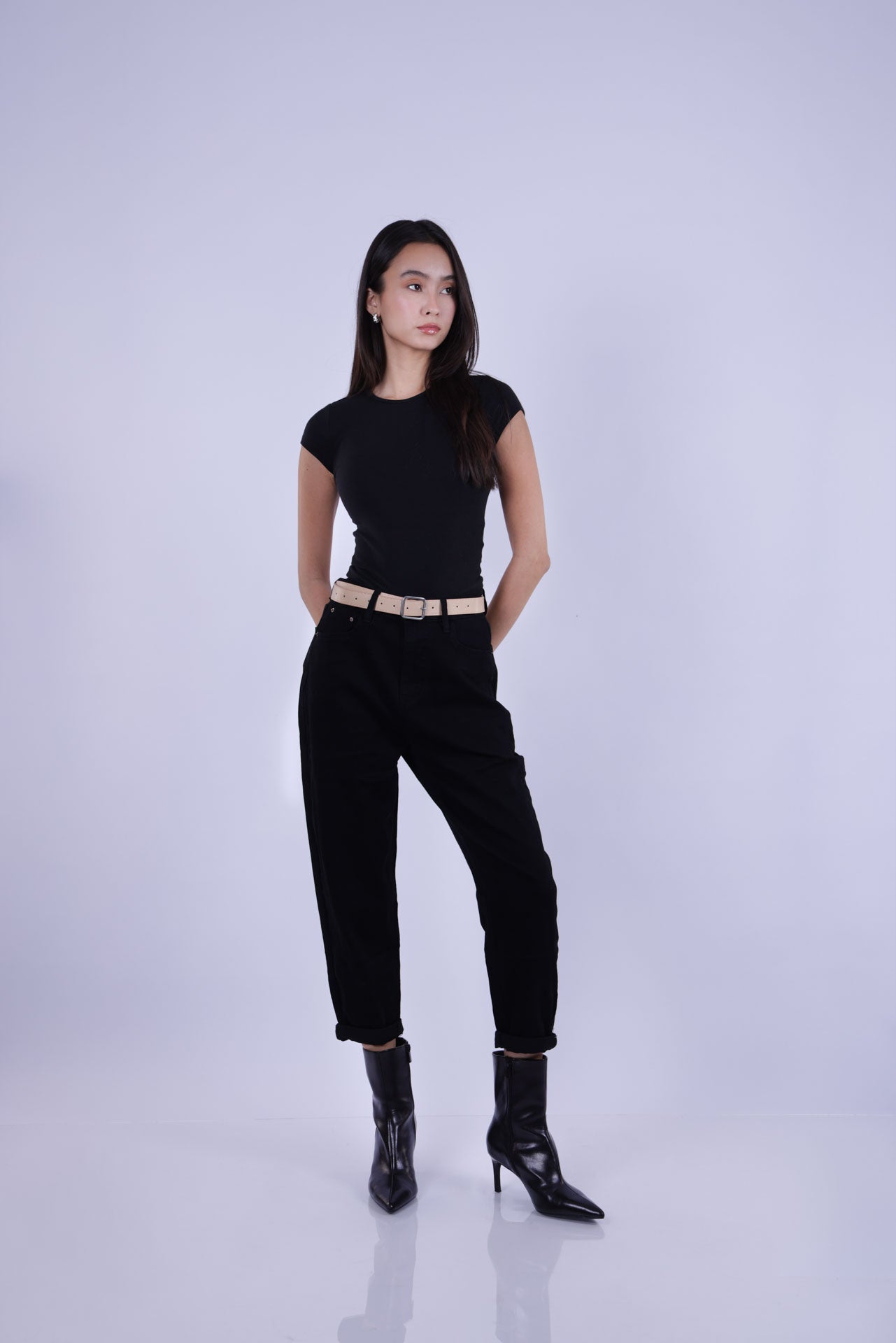HIGH-WAIST TAPERED BLACK JEANS