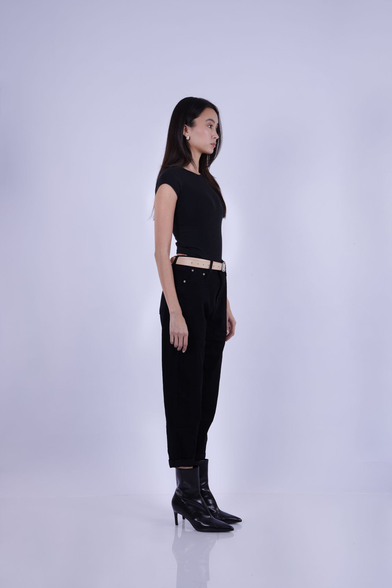HIGH-WAIST TAPERED BLACK JEANS