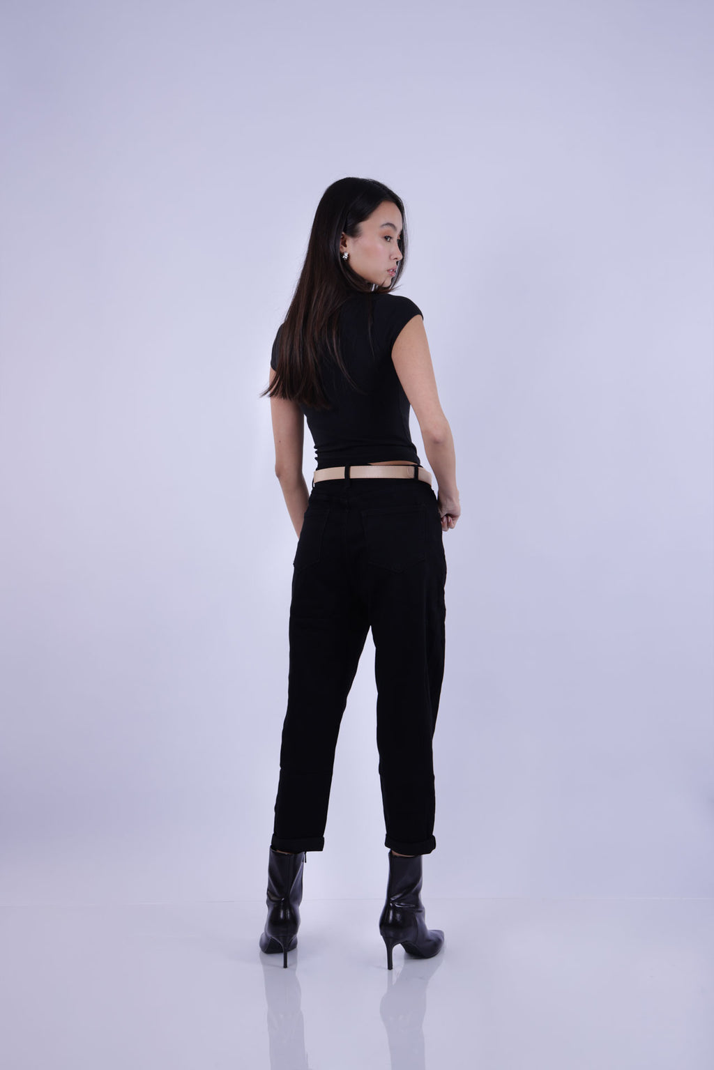 HIGH-WAIST TAPERED BLACK JEANS