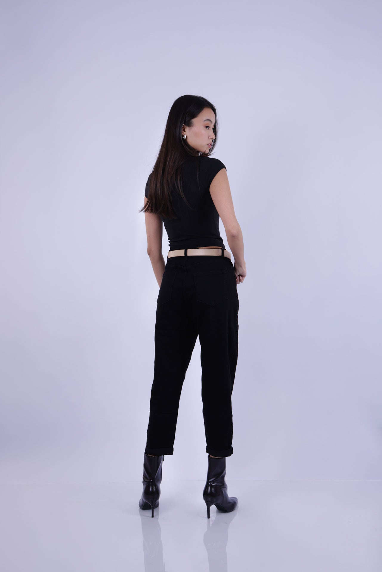 HIGH-WAIST TAPERED BLACK JEANS