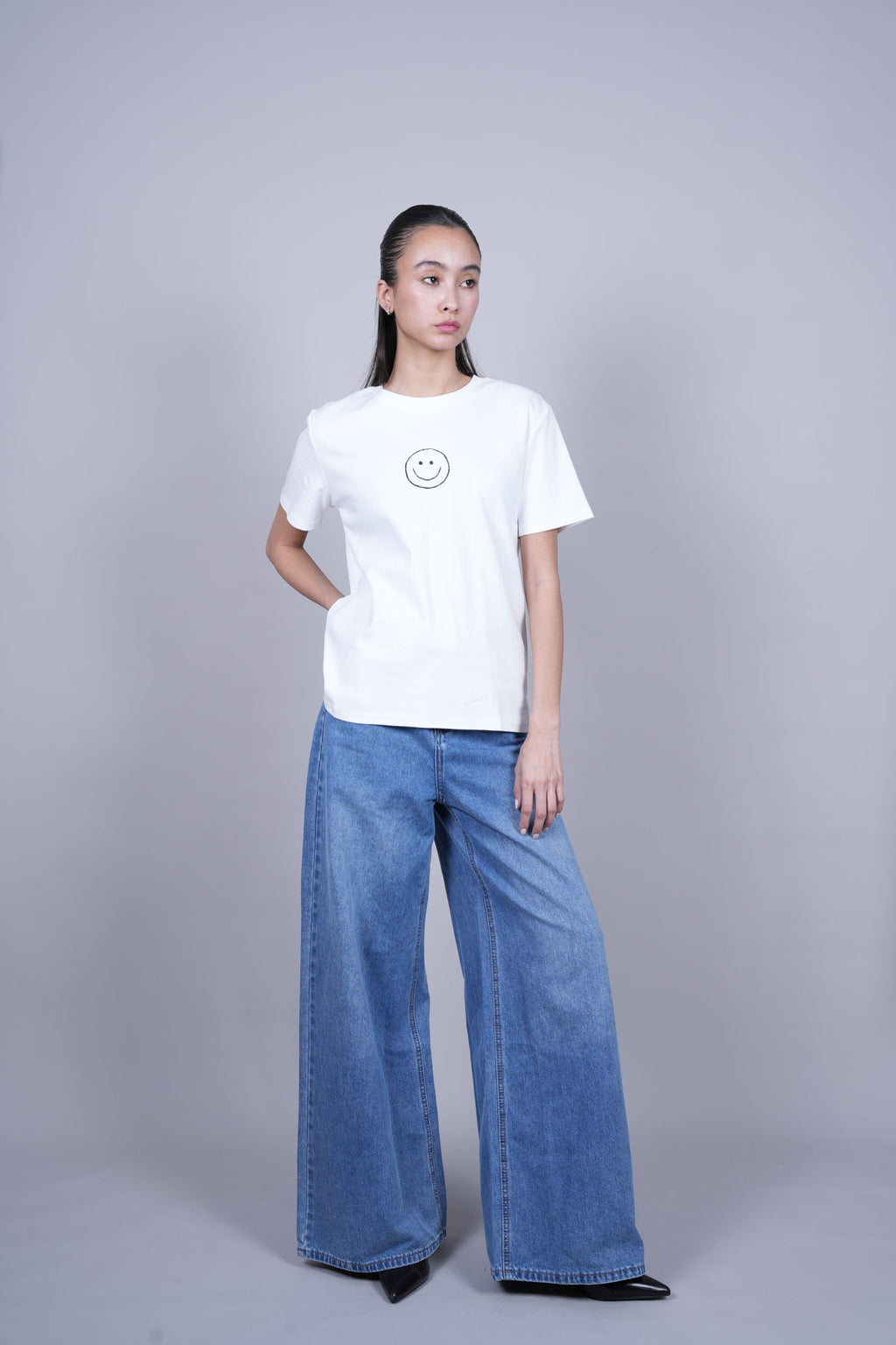 MINIMAL SMILEY GRAPHIC T-SHIRT