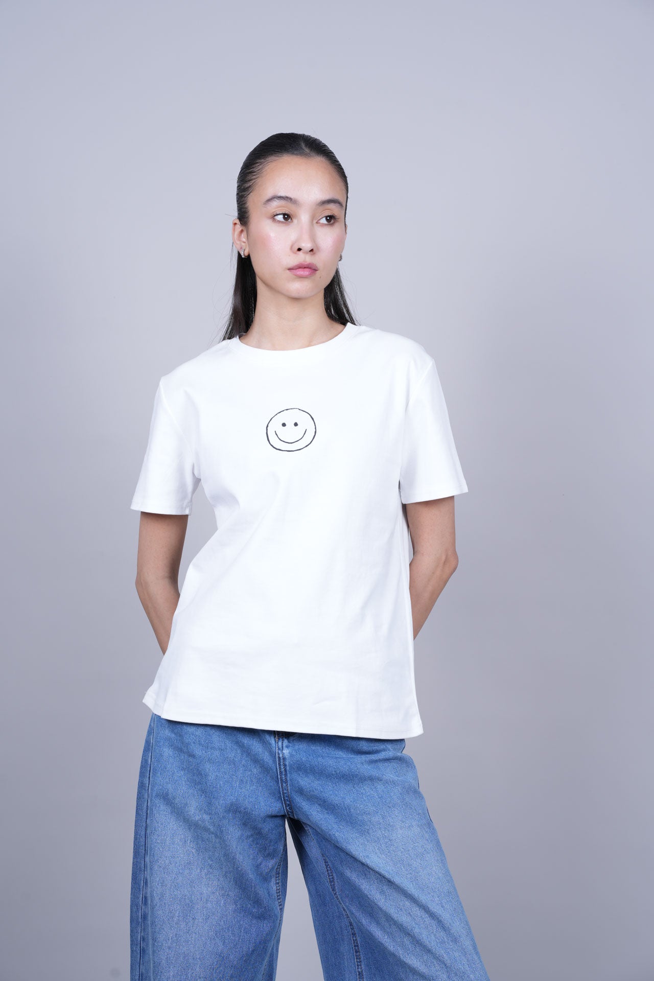MINIMAL SMILEY GRAPHIC T-SHIRT
